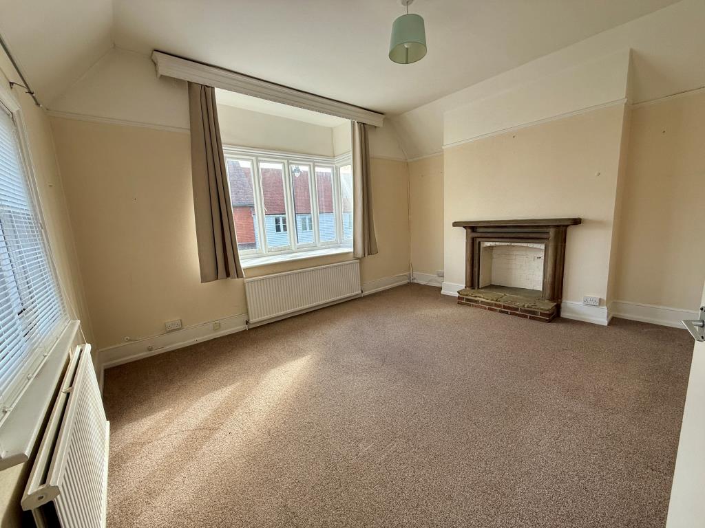 Lot: 43 - MIXED COMMERCIAL AND RESIDENTIAL INVESTMENT - Flat one living room